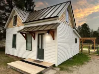 Cozy Cabin with Modern Amenities. Pet Friendly! Hot Tub! Hotels in Kingfield