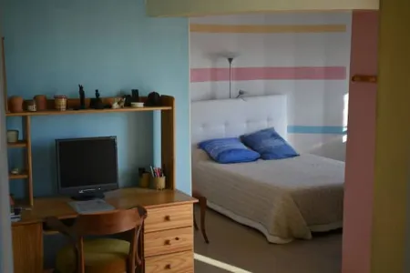 GIENS, T2 in owner's villa with swimming pool Отели рядом с достопримечательностью «Иль д'Иер»