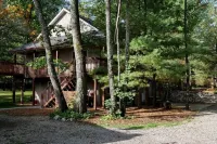 4-bedroom two level guest house next to Shupac Lake in Grayling