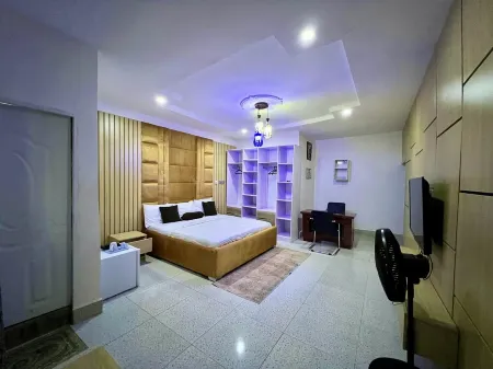 Beautiful and Cozy single room apartment, for one and one partner.