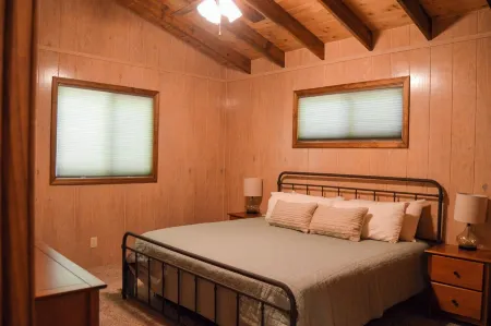 New Listing!! Huge Custom 4-bedroom Chalet in Innsbrook Resort - Pet Friendly!