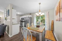 3 Bedroom Home with King Bed, Fenced Yard & Pool Table Hotels in James City