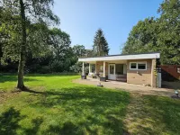 Cozy bungalow with large, fenced garden in natural surroundings โรงแรมใน