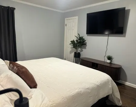 Luxurious 4-bedroom house 30min near downtown Chicago Отели в г. Бербанк