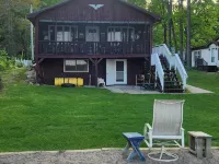 Charming 3-bedroom house with lake front access near boat launch in Laona. Ξενοδοχεία στην πόλη Forest County