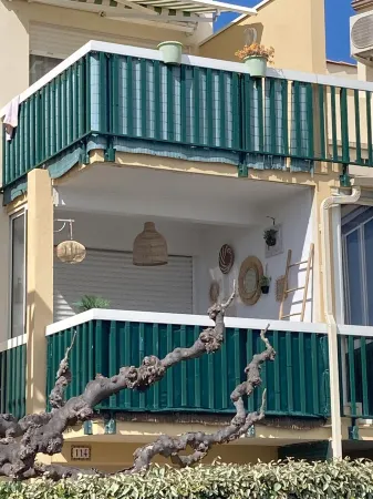 Tropical Duplex: Plage à 150m, Piscine, Climatisation, Terrasse vue mer Отели в г. Фронтиньян