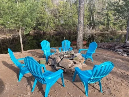 Peaceful Lake House Sauna,Hot tub,& Pool getaway in the Catskills Отели в г. Fallsburg