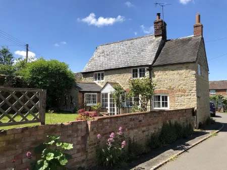 Cosy Character Grade 2 Listed Cottage with Wood Fired Hot Tub Отели в г. Шипстон-он-Стаур