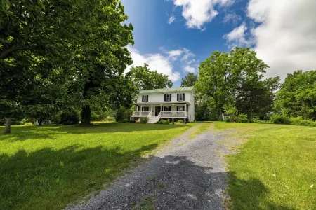 Super Cozy 5 Acre Farmhouse in Luray - Close to Everything