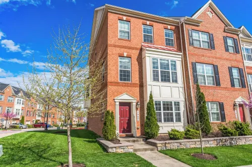 Spacious 4-bedroom townhome in charming Elkridge with WiFi, AC/ Outdoor Playarea Hotels in Elkridge