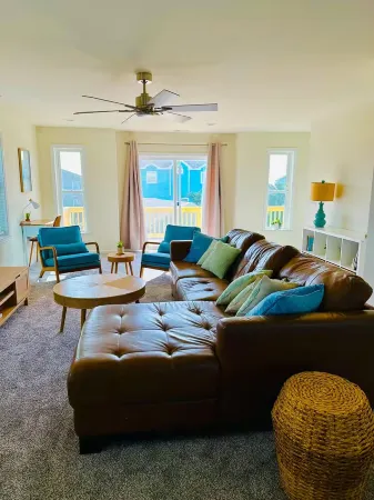 4-bedroom house in charming Avon with WiFi, AC. Relax and unwind