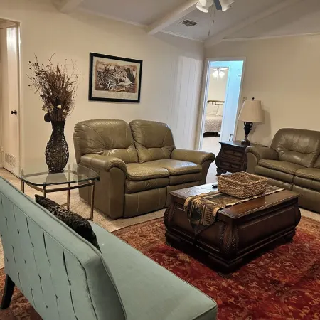 Serengeti a hardy 3 bedroom house, doggie door, TV in BDRMS