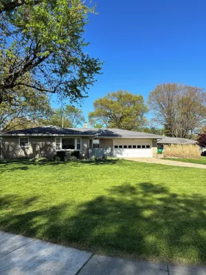 4-bedroom house in marvelous Speedway close to Downtown &IMS Hotels in Speedway