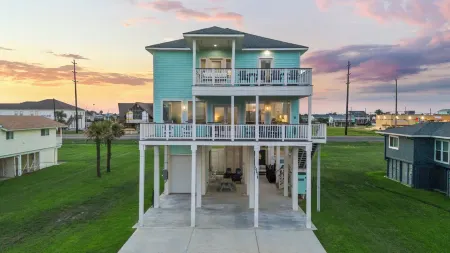 Heated Pool-Hot Tub / 6 Bed 6 Bath / Steps to Beach