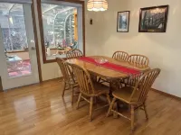 Bright, spacious 4 bedroom home. Hotels in Cochrane