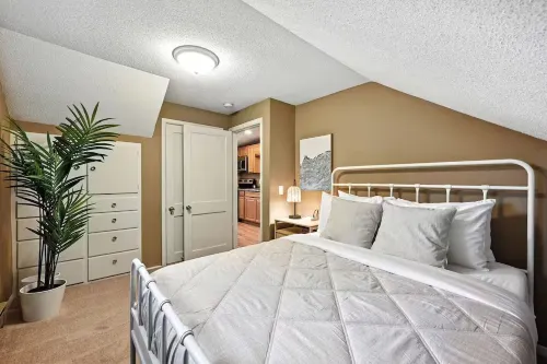 Lovely 2-bedroom apartment with AC in Maple Lake Hotels in Maple Lake