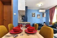 Stylish fully equipped studio with AC across from the gondola station!