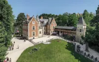 Historic center of Amboise, renovated apartment with free private parking