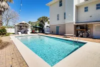 Spacious Tybee Island Retreat w/ Private Pool - 3 stjerner