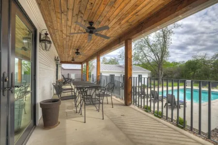 Schubert Inn-Main with Pool and Grill - 2Blks to Main