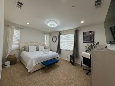 Welcome to Your Dream Retreat! Hotels near Velma & Lester King Park