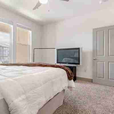 Chic 1-bedroom apartment with washer and dryer in amazing Austin Rooms