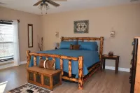 Private Retreat on 7 Acres, Mountain Views, Firepit, King Bed, Sleeps 6.