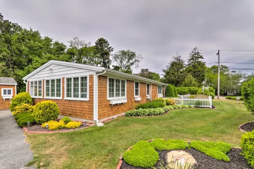 Near Craigville Beach and Main St! Sunny Cottage - Homestays