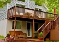 Poconos Getaway with Hot Tub & Fire Pit /Close to Attractions, Fun for Everyone! Hotel a Tunkhannock Township