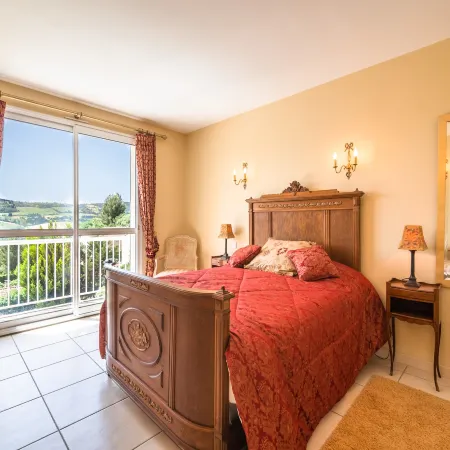 Villa in Limoux with Private Pool & Mountain Views Отели в г. Лиму