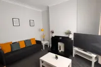 Grantham House - Sleeps 6 - Pet Friendly - Parking - 2-Sterne