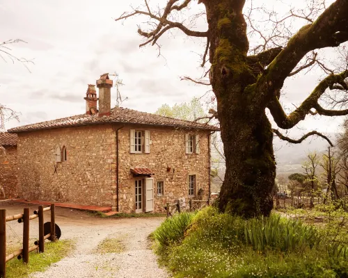 Villa in Tuscany with Heated Pool & Sports Court Hoteles en Poppi