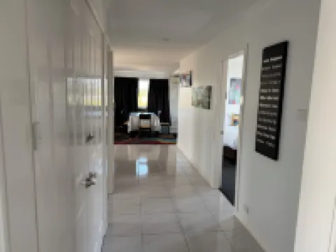 Crest Motor Inn Hotels in Queanbeyan