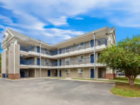 Suburban Studios Lakeland North I-4 Hotels in Lakeland