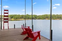 Midnight Raven Lake House - luxury a-frame w/ boat