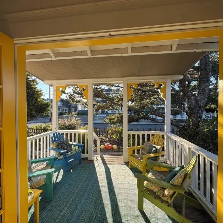 Beachy Chic Seaside Retreat-gas fireplace & firepit, steps to beach, prom & town