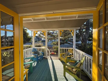 Beachy Chic Seaside Retreat-gas fireplace & firepit, steps to beach, prom & town