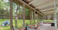 Large Mid-Century modern, 3-bdrm w/ hot tub in Split Rock, Lake Harmony Hotels in Kidder Township