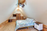 Pet-friendly Mtn Retreat w/ Yard in Blairsville!