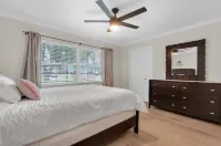 NEW* KING Bed/Centrally Located/Near Parks & Beach Hotels near Pop Stansell Park