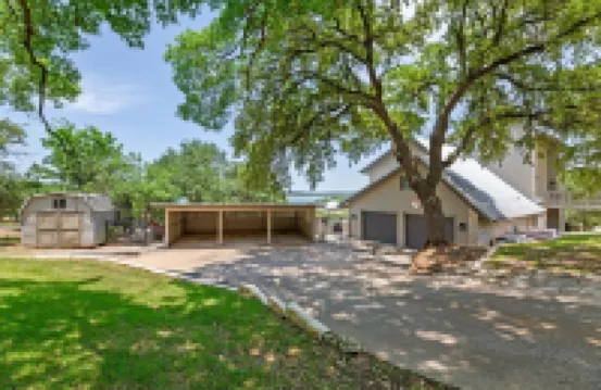 Lake Travis Oasis, Pool, Hot Tub, Lake Views, Near Marinas & Austin!