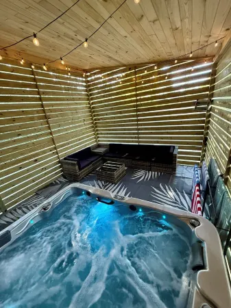 New Private Quiet Cabin~Mountain Forest View~Hot Tub~3 King Beds~Fire Pit~1 Acre