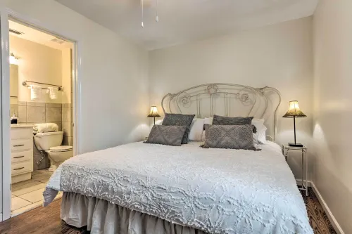 Fort Walton Beach Condo Walk to Local Beach! - Kitchens