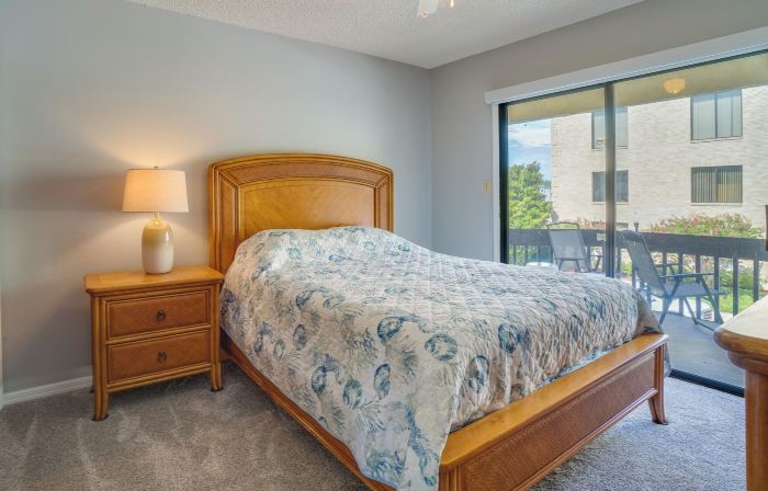 Walk to Restaurants: Downtown Leesburg Townhome!