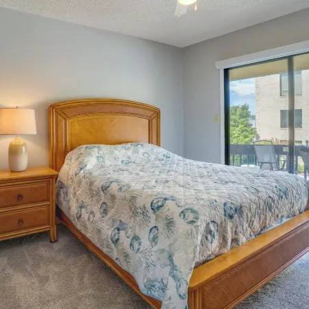 Walk to Restaurants: Downtown Leesburg Townhome!