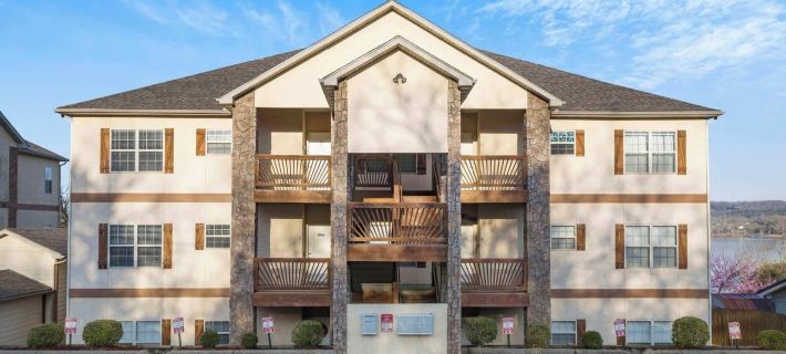 Lakefront Sanctuary - Table Rock Lake Adventures Hotels in Indian Point