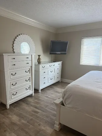 Newly Renovated 102 2Bd Condo with Riverview Balcony by RedAwning Отели рядом с достопримечательностью «Долливуд»