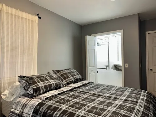 Charming 2-bedroom apartment with WiFi, AC in fabulous Seneca Falls