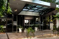 曼哈頓阿列格雷港美居飯店 Church of the Blessed Sacrament and St. Therese附近的飯店