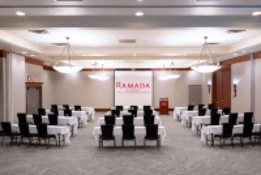 Ramada by Wyndham Kelowna Hotel & Conference Center โรงแรมในคีโลว์นา
